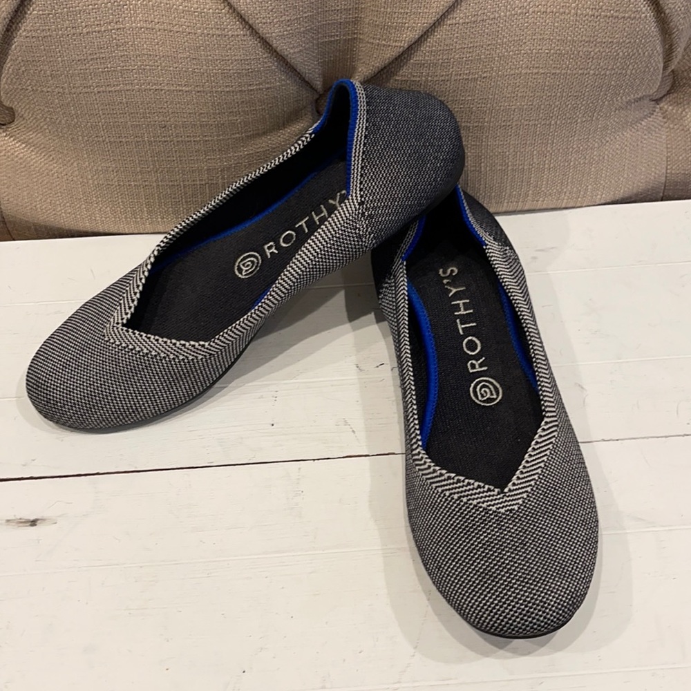 Rothys Round Toe Birdseye Ballet Flat Shoe Sz 8 fits like 7. Price is firm